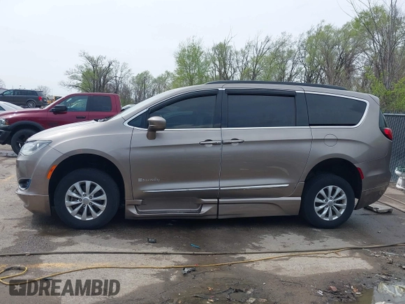 2017 Chrysler Pacifica Touring L with VIN 2C4RC1BG9HR831786, listed as a IAAI auction lot 41928645 with 37,811 mi miles and . Bid and sale history available at DreamBid. Image 14.