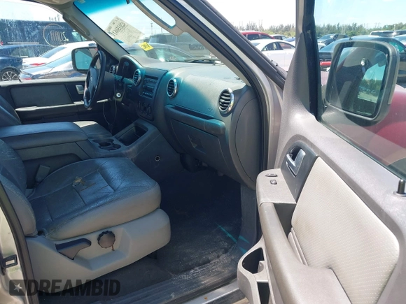 2003 Ford Expedition Special Service with VIN 1FMPU15L33LA76211, listed as a IAAI auction lot 42035061 with 211,599 mi miles. Bid and sale history available at carsss.com. Image 5.