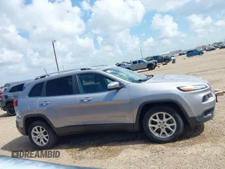 2018 Jeep Cherokee Latitude Tech Connect z VIN 1C4PJLCB5JD568524, wystawiony jako IAAI lot #42542664 z przebiegiem 82 370 mil mil oraz . Historia ofert i sprzedaży dostępna na DreamBid. Obrazek 13.