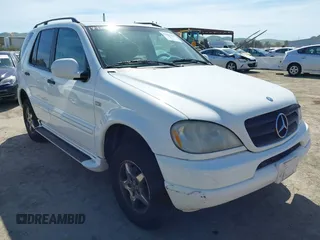2000 Mercedes-Benz M-Class with VIN 4JGAB54E1YA145891, listed as a IAAI auction lot 41861049 with 225,470 mi miles. Bid and sale history available at carsss.com. Image 1.