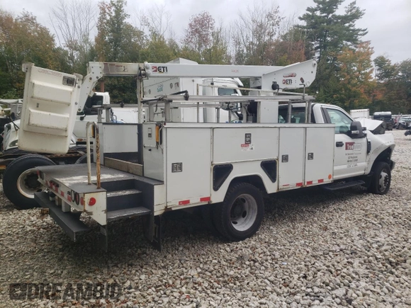 2017 Ford F-550 XL z VIN 1FDUF5GY1HEE85526, wystawiony jako Copart lot #72215834 z przebiegiem 90 996 mil mil oraz Szkoda całkowita • Salvage title. Historia ofert i sprzedaży dostępna na DreamBid. Obrazek 3.