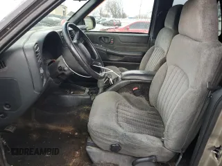 2002 Chevrolet Blazer LS z VIN 1GNDT13WX2K128730, wystawiony jako Copart lot #48050165 z przebiegiem 155 475 mil mil oraz Szkoda całkowita • Salvage title. Historia ofert i sprzedaży dostępna na DreamBid. Obrazek 7.