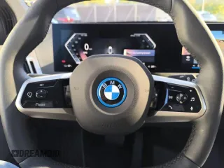 2025 BMW iX xDrive50 z VIN WB523CF00SCS98944, wystawiony jako Copart lot #79060344 z przebiegiem 8 mil mil oraz Szkody całkowita. Historia ofert i sprzedaży dostępna na DreamBid. Obrazek 10.