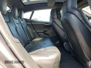 2016 Tesla Model S 90D z VIN 5YJSA1E22GF136325, wystawiony jako Copart lot #65238105 z przebiegiem 182 196 mil mil oraz Szkoda całkowita • Salvage title. Historia ofert i sprzedaży dostępna na DreamBid. Obrazek 10.