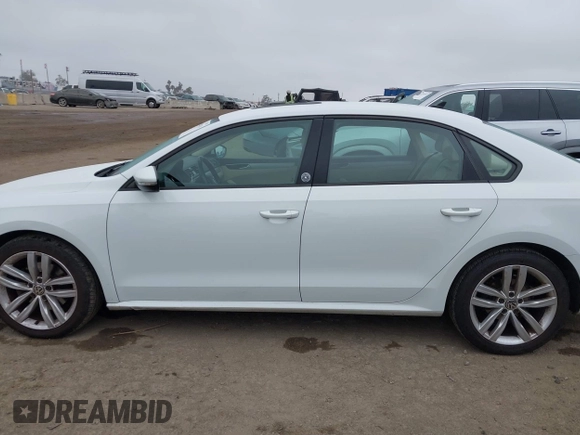 2019 Volkswagen Passat Wolfsburg Edition z VIN 1VWLA7A38KC004758, wystawiony jako IAAI lot #42404110 z przebiegiem 71 694 mil mil oraz . Historia ofert i sprzedaży dostępna na DreamBid. Obrazek 14.