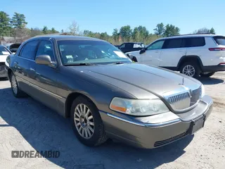 2003 Lincoln Town Car Executive z VIN 1LNHM81W03Y634628, wystawiony jako IAAI lot #42040279 z przebiegiem 205 418 mil mil oraz . Historia ofert i sprzedaży dostępna na DreamBid. Obrazek 1.