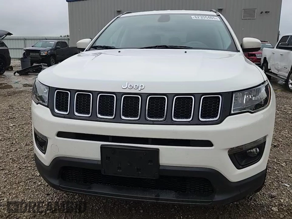 2018 Jeep Compass Latitude z VIN 3C4NJDBB2JT180742, wystawiony jako Copart lot #62355465 z przebiegiem 63 603 mil mil oraz Czysty tytuł • Clean title. Historia ofert i sprzedaży dostępna na DreamBid. Obrazek 14.