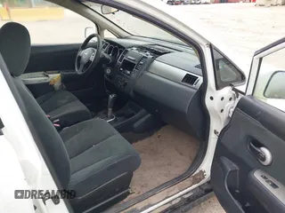 2011 Nissan Versa S z VIN 3N1BC1CP2BL443855, wystawiony jako IAAI lot #42337342 z przebiegiem 155 166 mil mil oraz . Historia ofert i sprzedaży dostępna na DreamBid. Obrazek 5.