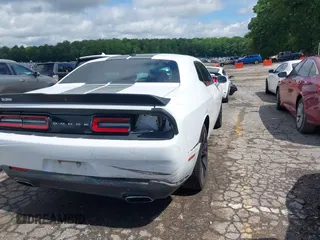 2017 Dodge Challenger SXT z VIN 2C3CDZAG7HH633821, wystawiony jako IAAI lot #42242378 z przebiegiem 97 492 mil mil oraz . Historia ofert i sprzedaży dostępna na DreamBid. Obrazek 6.