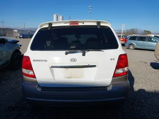 2005 Kia Sorento LX with VIN KNDJD733855444289, listed as a IAAI auction lot 41001977 with 193,973 mi miles. Bid and sale history available at carsss.com. Image 16.