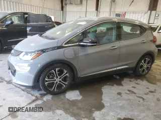 2021 Chevrolet Bolt EV Premier z VIN 1G1FZ6S06M4106959, wystawiony jako Copart lot #55981405 z przebiegiem Nie podano mil oraz Nie do naprawy. Historia ofert i sprzedaży dostępna na DreamBid. Obrazek 1.