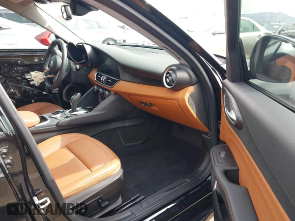 2021 Alfa Romeo Giulia z VIN ZARFAMAN1M7648894, wystawiony jako IAAI lot #41589364 z przebiegiem 22 381 mil mil oraz . Historia ofert i sprzedaży dostępna na DreamBid. Obrazek 5.