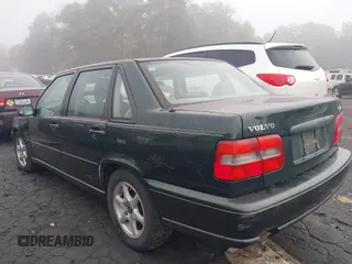 1998 Volvo S70 z VIN YV1LS5574W3526725, wystawiony jako IAAI lot #40676024 z przebiegiem 241 558 mil mil oraz . Historia ofert i sprzedaży dostępna na DreamBid. Obrazek 3.