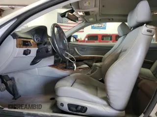 2007 BMW 3 Series 328i z VIN WBAWB33597PU87646, wystawiony jako Copart lot #66590034 z przebiegiem 140 275 mil mil oraz Nie do naprawy. Historia ofert i sprzedaży dostępna na DreamBid. Obrazek 7.
