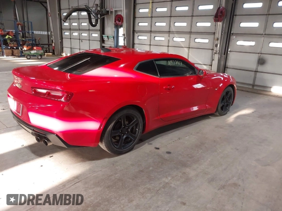 2018 Chevrolet Camaro 1LT z VIN 1G1FB1RS1J0110368, wystawiony jako IAAI lot #41972917 z przebiegiem 104 105 mil mil oraz . Historia ofert i sprzedaży dostępna na DreamBid. Obrazek 4.