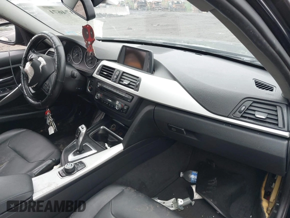 2013 BMW 3 Series 328i xDrive с VIN WBA3B5G59DNS05019, выставлен на аукционе IAAI как лот 42374671 с пробегом 144 097 миль миль и . История ставок и продаж доступна на DreamBid. Изображение 5.