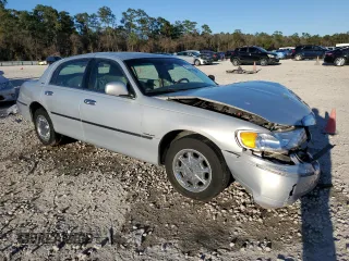 2002 Lincoln Town Car Signature z VIN 1LNHM82W92Y671562, wystawiony jako Copart lot #47391265 z przebiegiem Nie podano mil oraz Szkoda całkowita • Salvage title. Historia ofert i sprzedaży dostępna na DreamBid. Obrazek 4.