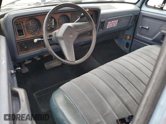 1988 Dodge D/W 100 z VIN 1B7FD04X1JS635451, wystawiony jako Copart lot #77610474 z przebiegiem 74 691 mil mil oraz Nie do naprawy • Non repairable. Historia ofert i sprzedaży dostępna na DreamBid. Obrazek 8.