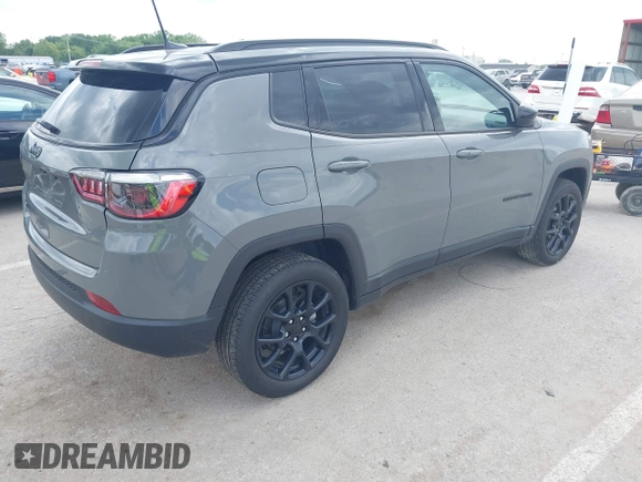 2024 Jeep Compass Latitude z VIN 3C4NJDBN4RT578170, wystawiony jako IAAI lot #42237990 z przebiegiem 17 265 mil mil oraz . Historia ofert i sprzedaży dostępna na DreamBid. Obrazek 4.