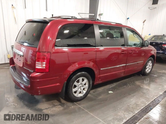 2010 Chrysler Town & Country Touring Plus z VIN 2A4RR8DX7AR480395, wystawiony jako IAAI lot #42171948 z przebiegiem 113 740 mil mil oraz . Historia ofert i sprzedaży dostępna na DreamBid. Obrazek 4.
