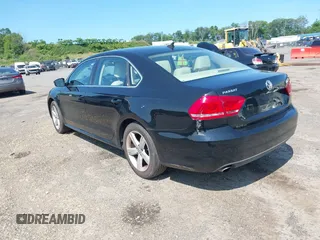 2013 Volkswagen Passat SE z VIN 1VWBP7A37DC080758, wystawiony jako IAAI lot #42409757 z przebiegiem 122 052 mil mil oraz . Historia ofert i sprzedaży dostępna na DreamBid. Obrazek 3.