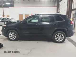 2016 Jeep Cherokee Latitude z VIN 1C4PJMCS7GW213051, wystawiony jako IAAI lot #42084117 z przebiegiem 103 239 mil mil oraz . Historia ofert i sprzedaży dostępna na DreamBid. Obrazek 14.