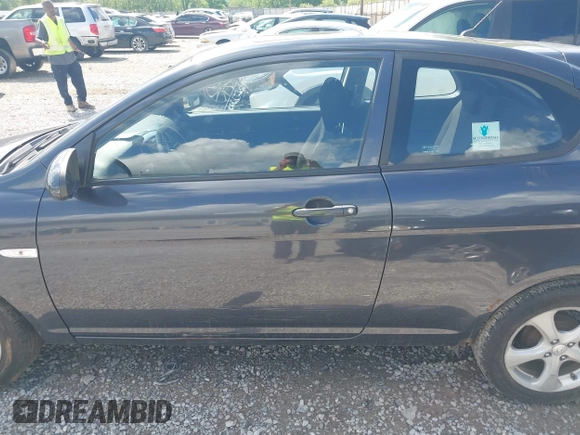 2008 Hyundai Accent SE z VIN KMHCN36C28U063313, wystawiony jako IAAI lot #42241892 z przebiegiem 147 097 mil mil oraz . Historia ofert i sprzedaży dostępna na DreamBid. Obrazek 15.