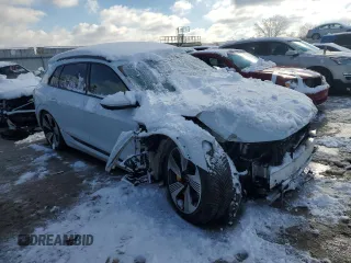 2023 Audi e-tron Premium Plus z VIN WA1LAAGE2PB016954, wystawiony jako Copart lot #87949115 z przebiegiem 31 575 mil mil oraz Szkoda całkowita • Salvage title. Historia ofert i sprzedaży dostępna na DreamBid. Obrazek 4.