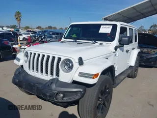 2021 Jeep Wrangler Unlimited Sahara z VIN 1C4JJXP6XMW765398, wystawiony jako IAAI lot #41592185 z przebiegiem 26 834 mil mil oraz . Historia ofert i sprzedaży dostępna na DreamBid. Obrazek 17.