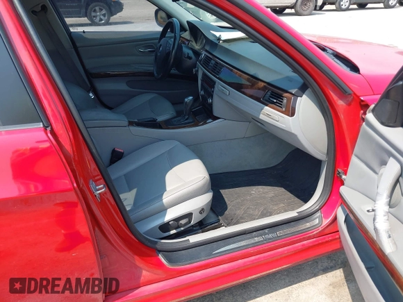 2011 BMW 3 Series 328i xDrive z VIN WBAPK5C52BA661343, wystawiony jako IAAI lot #42472552 z przebiegiem 114 033 mil mil oraz . Historia ofert i sprzedaży dostępna na DreamBid. Obrazek 5.