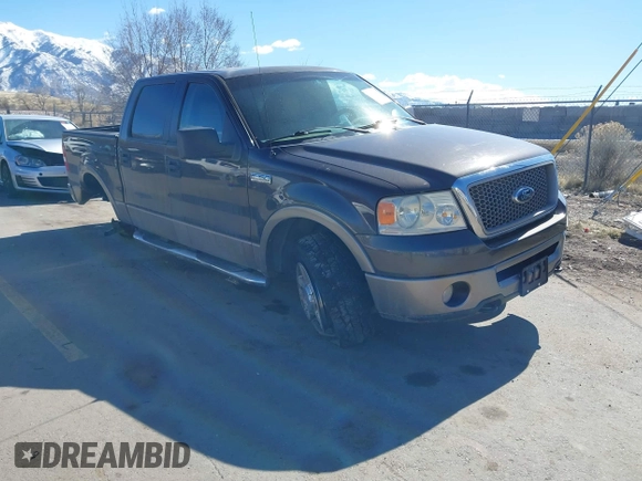 2006 Ford F-150 XLT z VIN 1FTPW14536KB44308, wystawiony jako IAAI lot #41673537 z przebiegiem 176 587 mil mil oraz . Historia ofert i sprzedaży dostępna na DreamBid. Obrazek 1.