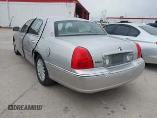 2003 Lincoln Town Car Signature z VIN 1LNHM82W13Y640985, wystawiony jako IAAI lot #42294241 z przebiegiem 230 556 mil mil oraz . Historia ofert i sprzedaży dostępna na DreamBid. Obrazek 3.