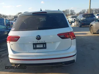 2024 Volkswagen Tiguan SE R-Line Black z VIN 3VVCB7AX3RM009461, wystawiony jako IAAI lot #41506931 z przebiegiem 19 642 mil mil oraz . Historia ofert i sprzedaży dostępna na DreamBid. Obrazek 17.
