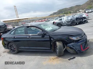 2025 Volkswagen Jetta GLI Autobahn z VIN 3VW2T7BU9SM003551, wystawiony jako IAAI lot #41808269 z przebiegiem 4 038 mil mil oraz . Historia ofert i sprzedaży dostępna na DreamBid. Obrazek 13.