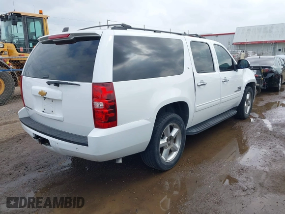 2014 Chevrolet Suburban LT with VIN 1GNSCJE04ER107836, listed as a IAAI auction lot 41698679 with 106,139 mi miles. Bid and sale history available at carsss.com. Image 4.