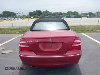 2005 Mercedes-Benz CLK 320 z VIN WDBTK65G05T040423, wystawiony jako IAAI lot #42645524 z przebiegiem 87 894 mil mil oraz . Historia ofert i sprzedaży dostępna na DreamBid. Obrazek 16.