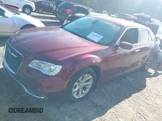 2016 Chrysler 300 Anniversary Edition z VIN 2C3CCAAG8GH224231, wystawiony jako IAAI lot #41100503 z przebiegiem 107 174 mil mil oraz . Historia ofert i sprzedaży dostępna na DreamBid. Obrazek 17.
