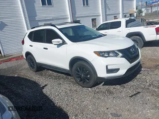 2017 Nissan Rogue SV z VIN 5N1AT2MV0HC768550, wystawiony jako IAAI lot #42546038 z przebiegiem 133 113 mil mil oraz . Historia ofert i sprzedaży dostępna na DreamBid. Obrazek 1.