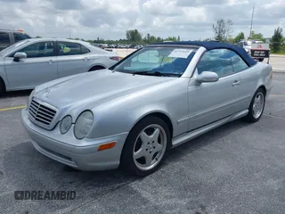 2001 Mercedes-Benz CLK 320/430 z VIN WDBLK70GX1T069063, wystawiony jako IAAI lot #42353619 z przebiegiem 107 770 mil mil oraz . Historia ofert i sprzedaży dostępna na DreamBid. Obrazek 2.