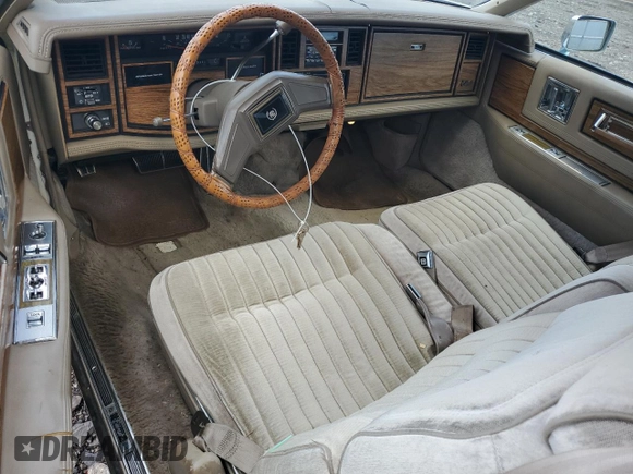 1985 Cadillac Eldorado z VIN 1G6EL578XFE673656, wystawiony jako Copart lot #86803334 z przebiegiem 94 396 mil mil oraz Tytuł czysty. Historia ofert i sprzedaży dostępna na DreamBid. Obrazek 8.