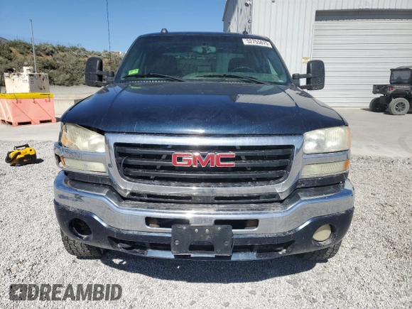2005 GMC Sierra 2500HD SLE z VIN 1GTHK232X5F941546, wystawiony jako Copart lot #52755075 z przebiegiem 255 452 mil mil oraz Szkoda całkowita • Salvage title. Historia ofert i sprzedaży dostępna na DreamBid. Obrazek 5.