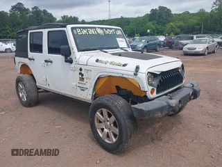 2013 Jeep Wrangler Unlimited Sport z VIN 1C4BJWDG9DL699472, wystawiony jako IAAI lot #42276843 z przebiegiem 133 572 mil mil oraz . Historia ofert i sprzedaży dostępna na DreamBid. Obrazek 1.