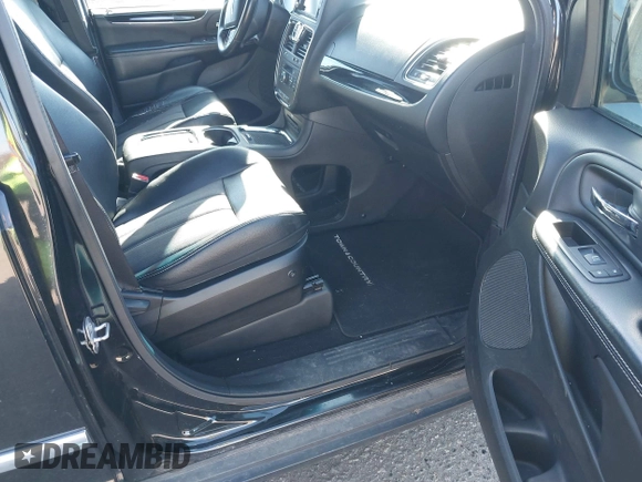 2014 Chrysler Town & Country S with VIN 2C4RC1HG0ER257498, listed as a IAAI auction lot 41627860 with 134,540 mi miles. Bid and sale history available at carsss.com. Image 5.
