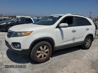 2013 Kia Sorento LX z VIN 5XYKT3A66DG400097, wystawiony jako Copart lot #60937305 z przebiegiem 177 284 mil mil oraz Czysty tytuł • Clean title. Historia ofert i sprzedaży dostępna na DreamBid. Obrazek 1.