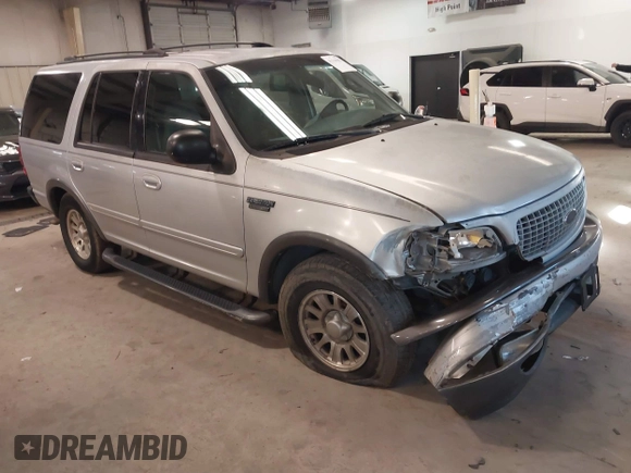 2000 Ford Expedition XLT with VIN 1FMRU1569YLB32940, listed as a IAAI auction lot 41316582 with 290,095 mi miles. Bid and sale history available at carsss.com. Image 1.
