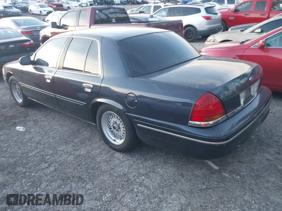 2000 Ford Crown Victoria LX z VIN 2FAFP74W6YX214233, wystawiony jako IAAI lot #41606101 z przebiegiem 106 617 mil mil oraz . Historia ofert i sprzedaży dostępna na DreamBid. Obrazek 3.