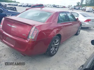 2014 Chrysler 300 S z VIN 2C3CCABG1EH355190, wystawiony jako IAAI lot #42134787 z przebiegiem 107 959 mil mil oraz . Historia ofert i sprzedaży dostępna na DreamBid. Obrazek 4.