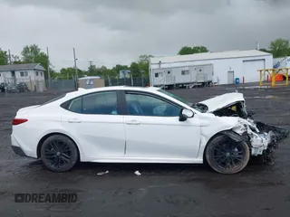 2025 Toyota Camry LE z VIN 4T1DAACK3SU065224, wystawiony jako IAAI lot #42341546 z przebiegiem 3 186 mil mil oraz . Historia ofert i sprzedaży dostępna na DreamBid. Obrazek 13.