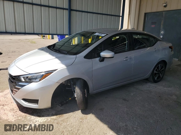 2025 Nissan Versa SV z VIN 3N1CN8EV8SL835919, wystawiony jako Copart lot #60416195 z przebiegiem 6 754 mil mil oraz Czysty tytuł • Clean title. Historia ofert i sprzedaży dostępna na DreamBid. Obrazek 1.