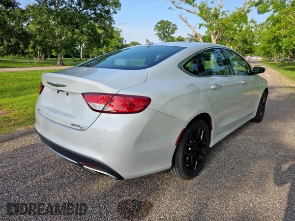 2015 Chrysler 200 C z VIN 1C3CCCEG1FN644523, wystawiony jako Copart lot #57359845 z przebiegiem 105 181 mil mil oraz Czysty tytuł • Clean title. Historia ofert i sprzedaży dostępna na DreamBid. Obrazek 4.